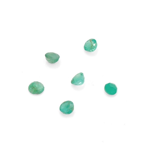 621 - 6 loose emerald stones, combined circa 0.8 carats (6).