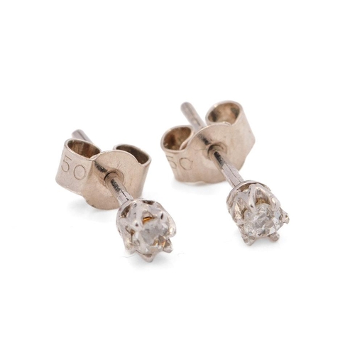 622 - A pair of 18ct white gold earring studs set with diamonds (2), 1.0 grams.