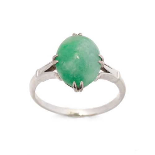 625 - Art Deco platinum ring set with jade insert, 3.4 grams, size L/M.