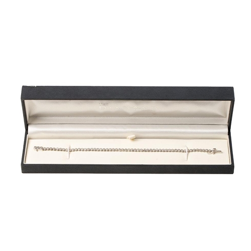 639 - 18ct white gold tennis bracelet, set with 1ct of natural diamonds, 9.4 grams, 20cm long.