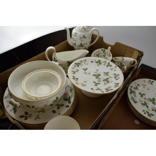 153 - Wedgwood Wild Strawberry. A good quantity of mixed dinner and tea ware to include, 6 x 8