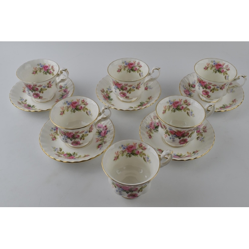 171 - Royal Albert cups and saucers in the Moss Rose pattern to include 6 cups and 5 saucers (11).