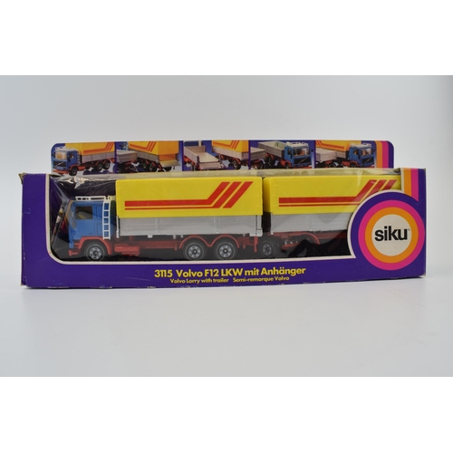 335 - Siku vintage die-cast vehicles to include, 2814 Lorry With Crane and Boat, 2514 Sand Tipper, 3115 Vo... 