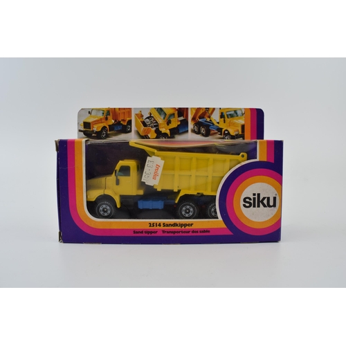 335 - Siku vintage die-cast vehicles to include, 2814 Lorry With Crane and Boat, 2514 Sand Tipper, 3115 Vo... 