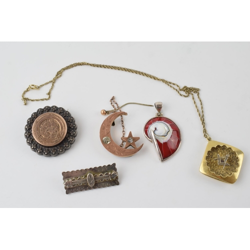 430 - A collection of silver jewellery to include a masonic pendant, a hardstone shell, gold fronted beooc... 