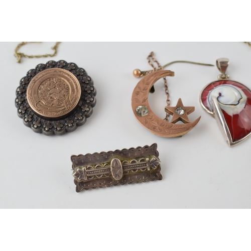 430 - A collection of silver jewellery to include a masonic pendant, a hardstone shell, gold fronted beooc... 