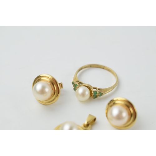 583 - 9ct gold jewellery with pearls to include a ring, a pendant and a pair of earrings, combined weight ... 