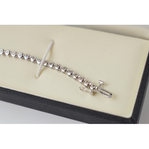 639 - 18ct white gold tennis bracelet, set with 1ct of natural diamonds, 9.4 grams, 20cm long.