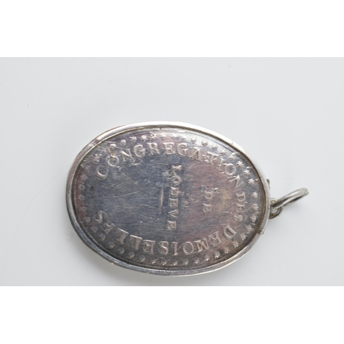 670 - French silver locket depicting a religious figure, 11.1 grams.