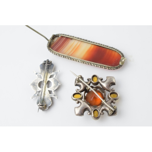 671 - A trio of silver and agate brooches of varying designs (3), largest 7cm wide.