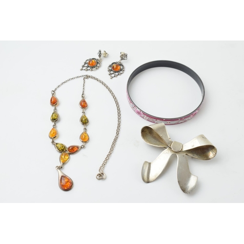 678 - Silver and amber necklace with matching pair of earrings, with a Mexican silver ribbon brooch, combi... 