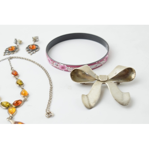 678 - Silver and amber necklace with matching pair of earrings, with a Mexican silver ribbon brooch, combi... 