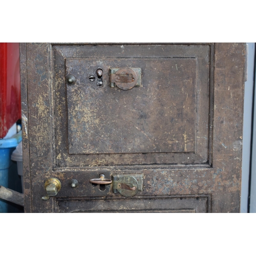 218 - 19th century Coalbrookdale safe bearing the Coalbrookdale name to front in the casting, circa 1820s.... 