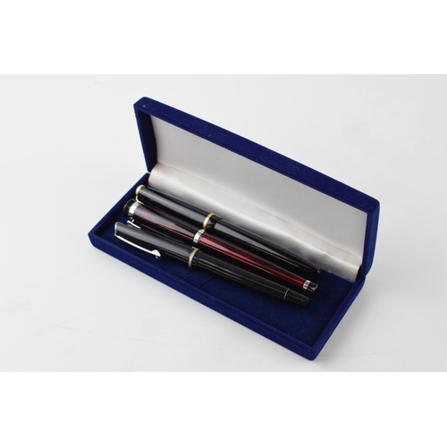 203 - A collection of vintage and modern fountain pens to include Parker Duofold Junior fountain pen with ... 