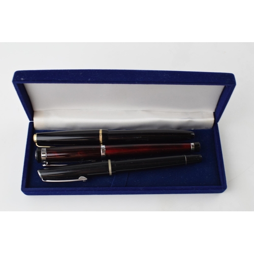 203 - A collection of vintage and modern fountain pens to include Parker Duofold Junior fountain pen with ... 