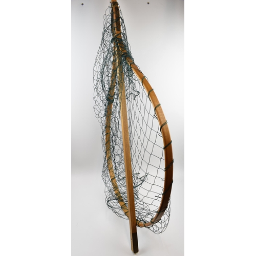 538 - Good quality salmon scoop / catch & release net. Made of ash with brass fittings and extendable. Len... 