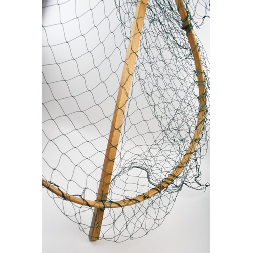 538 - Good quality salmon scoop / catch & release net. Made of ash with brass fittings and extendable. Len... 