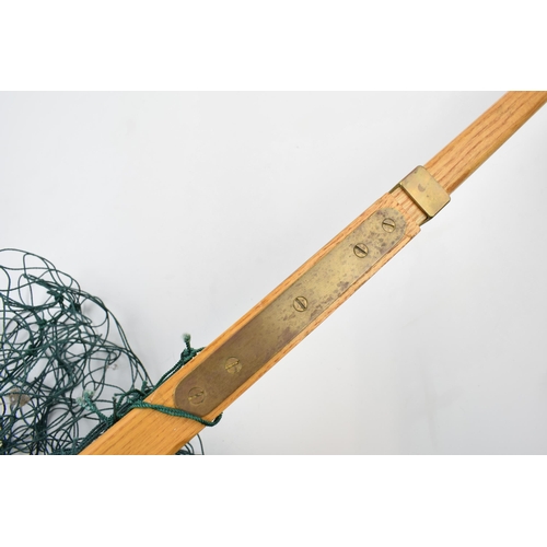 538 - Good quality salmon scoop / catch & release net. Made of ash with brass fittings and extendable. Len... 