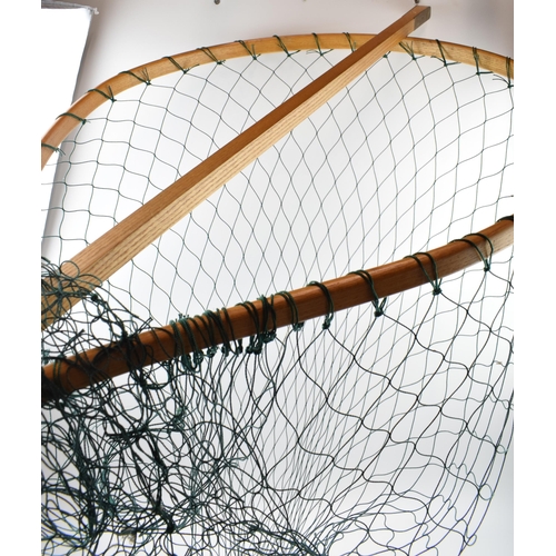 538 - Good quality salmon scoop / catch & release net. Made of ash with brass fittings and extendable. Len... 