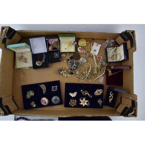 318 - A mixed collection of vintage and modern costume jewellery to include Harrods brooch, Anderson & Web... 