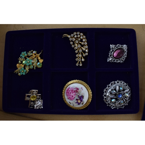 318 - A mixed collection of vintage and modern costume jewellery to include Harrods brooch, Anderson & Web... 