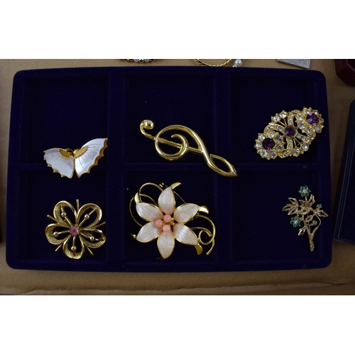 318 - A mixed collection of vintage and modern costume jewellery to include Harrods brooch, Anderson & Web... 