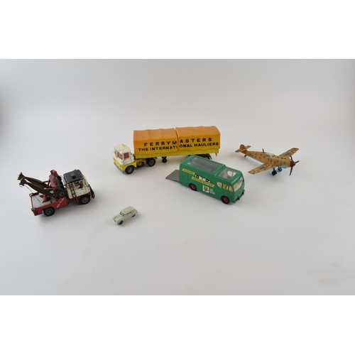 322 - A mixed collection of vintage diecast model cars to include examples by Corgi, Dinky and Matchbox to... 