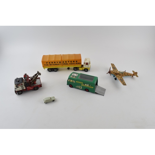 322 - A mixed collection of vintage diecast model cars to include examples by Corgi, Dinky and Matchbox to... 