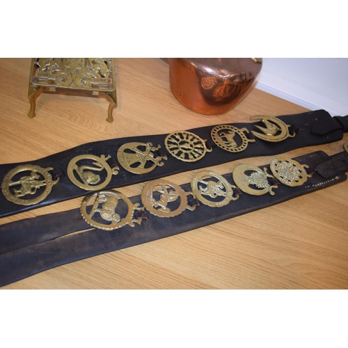 379 - A pair of horse leathers with horse brasses with a copper kettle and a brass trivet (4).