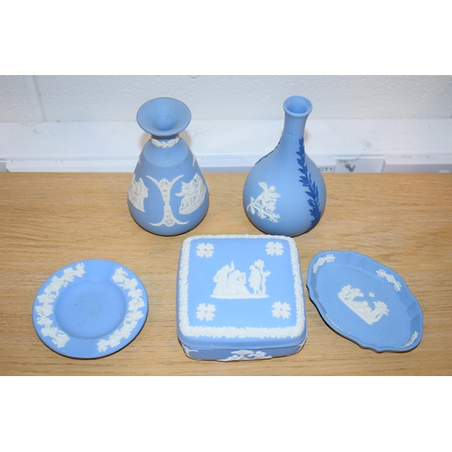 200 - Wedgwood Jasperware to include a tri colour and others (6).