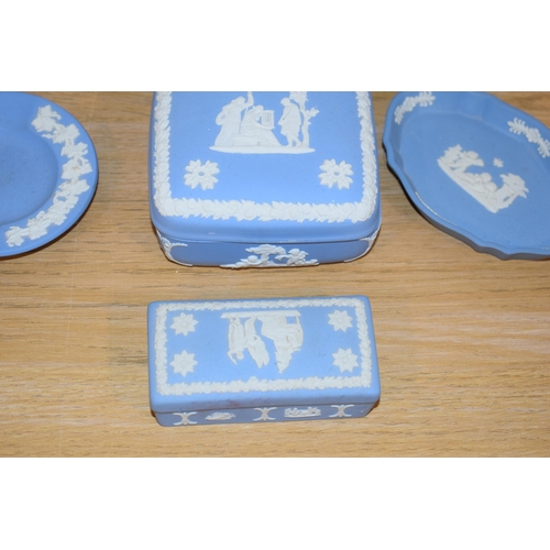 200 - Wedgwood Jasperware to include a tri colour and others (6).