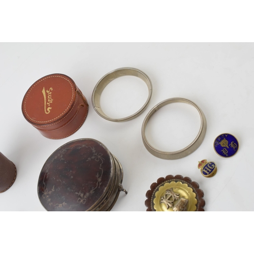 234 - Mixed items to include a silver and tortoiseshell trinket box (legs af), 9ct gold on silver cufflink... 