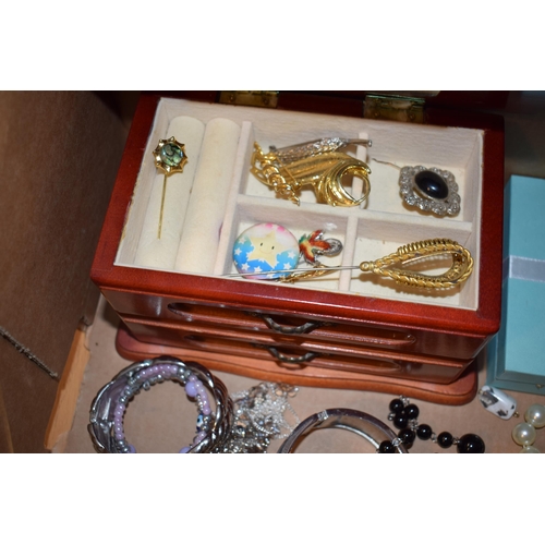 238 - A quantity of mixed vintage and modern costume jewellery to include brooches, watches, necklaces, fa... 