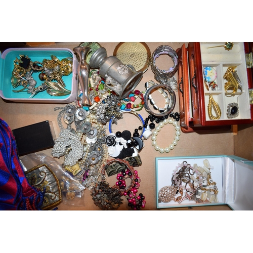 238 - A quantity of mixed vintage and modern costume jewellery to include brooches, watches, necklaces, fa... 