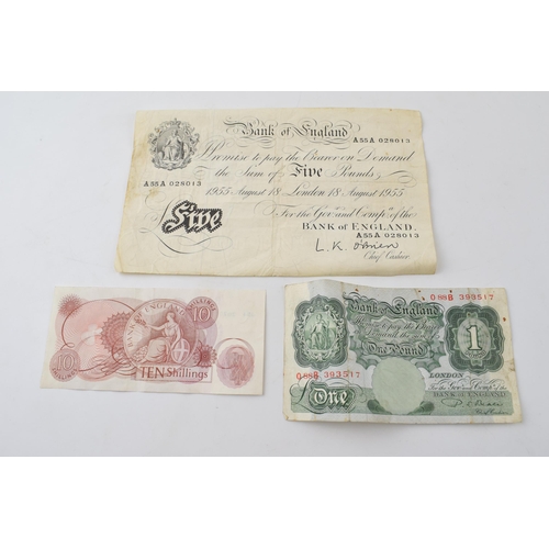 272 - A trio of English bank notes to include a Bank of English white five pound note (£5 note), A55A 0280... 