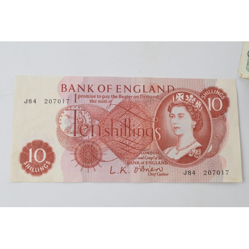 272 - A trio of English bank notes to include a Bank of English white five pound note (£5 note), A55A 0280... 