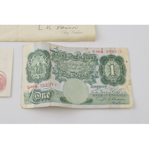 272 - A trio of English bank notes to include a Bank of English white five pound note (£5 note), A55A 0280... 