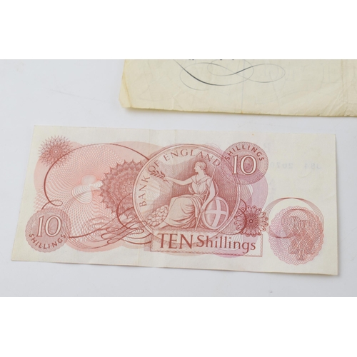 272 - A trio of English bank notes to include a Bank of English white five pound note (£5 note), A55A 0280... 