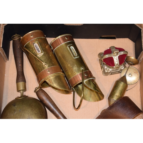 386 - A mixed collection of items to include trench art style items, Silver Jubilee 1977 crown, vintage st... 