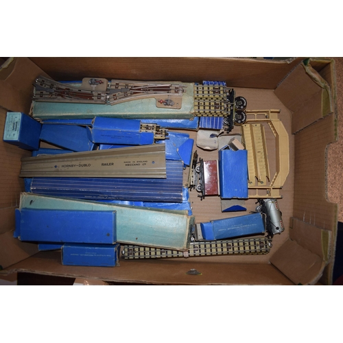 423 - A good quantity of boxed vintage Hornby Dublo tinplate trains and track. To include Dutchess of Atho... 