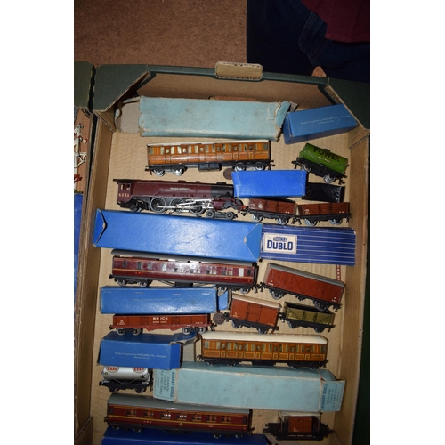 423 - A good quantity of boxed vintage Hornby Dublo tinplate trains and track. To include Dutchess of Atho... 