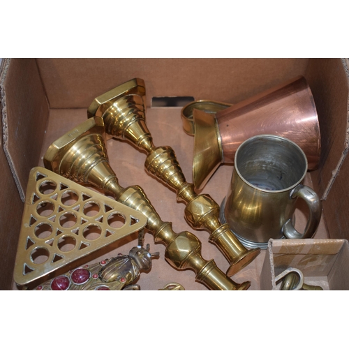 435 - Metalware to include brass jumping horse over a gate, a pair of candlesticks, a trivet, a copper jug... 