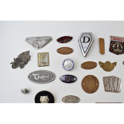 465 - A quantity of vintage car and car club badges to include brass and chromed badges by manufactureres ... 