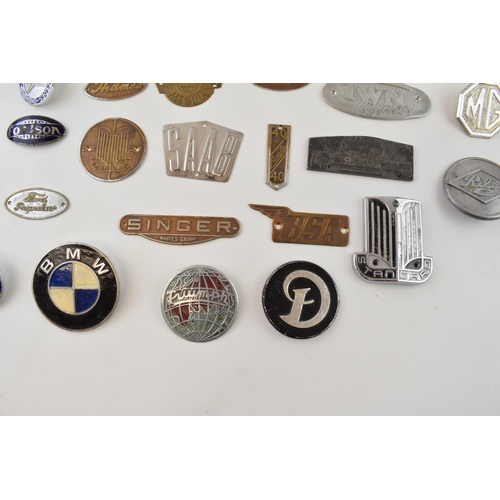 465 - A quantity of vintage car and car club badges to include brass and chromed badges by manufactureres ... 