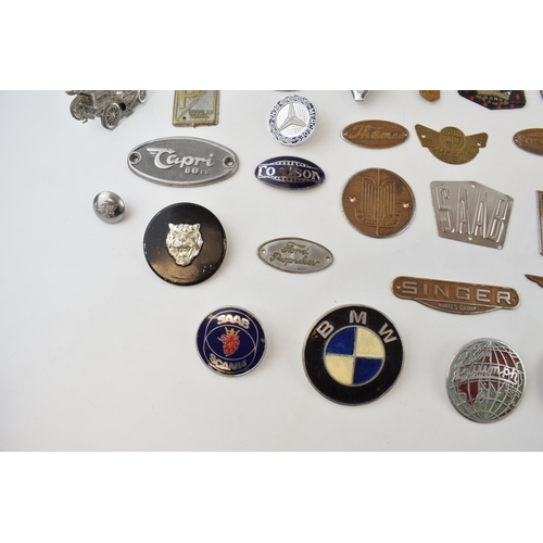 465 - A quantity of vintage car and car club badges to include brass and chromed badges by manufactureres ... 