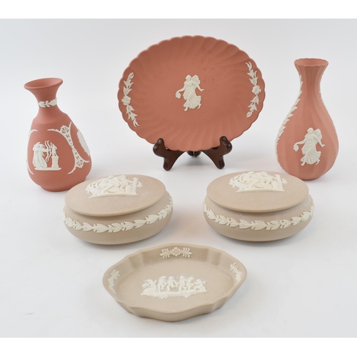 216 - Wegwood Jasperware items plates, bud bases and lidded pots in taupe and terracotta (6)