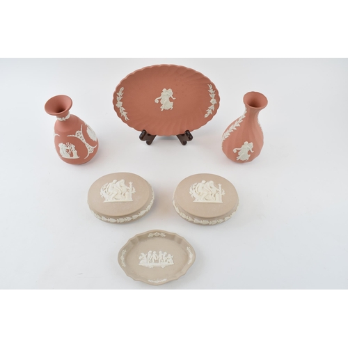 216 - Wegwood Jasperware items plates, bud bases and lidded pots in taupe and terracotta (6)