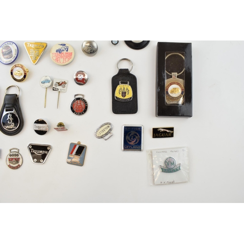 471 - A good quantity of automobilia items to include car badges, keyring, pin badges, AA keys, (small tra... 