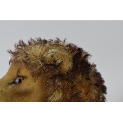 517 - Vintage Steiff straw-filled male lion. Height 27cm.