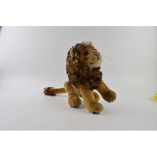 517 - Vintage Steiff straw-filled male lion. Height 27cm.